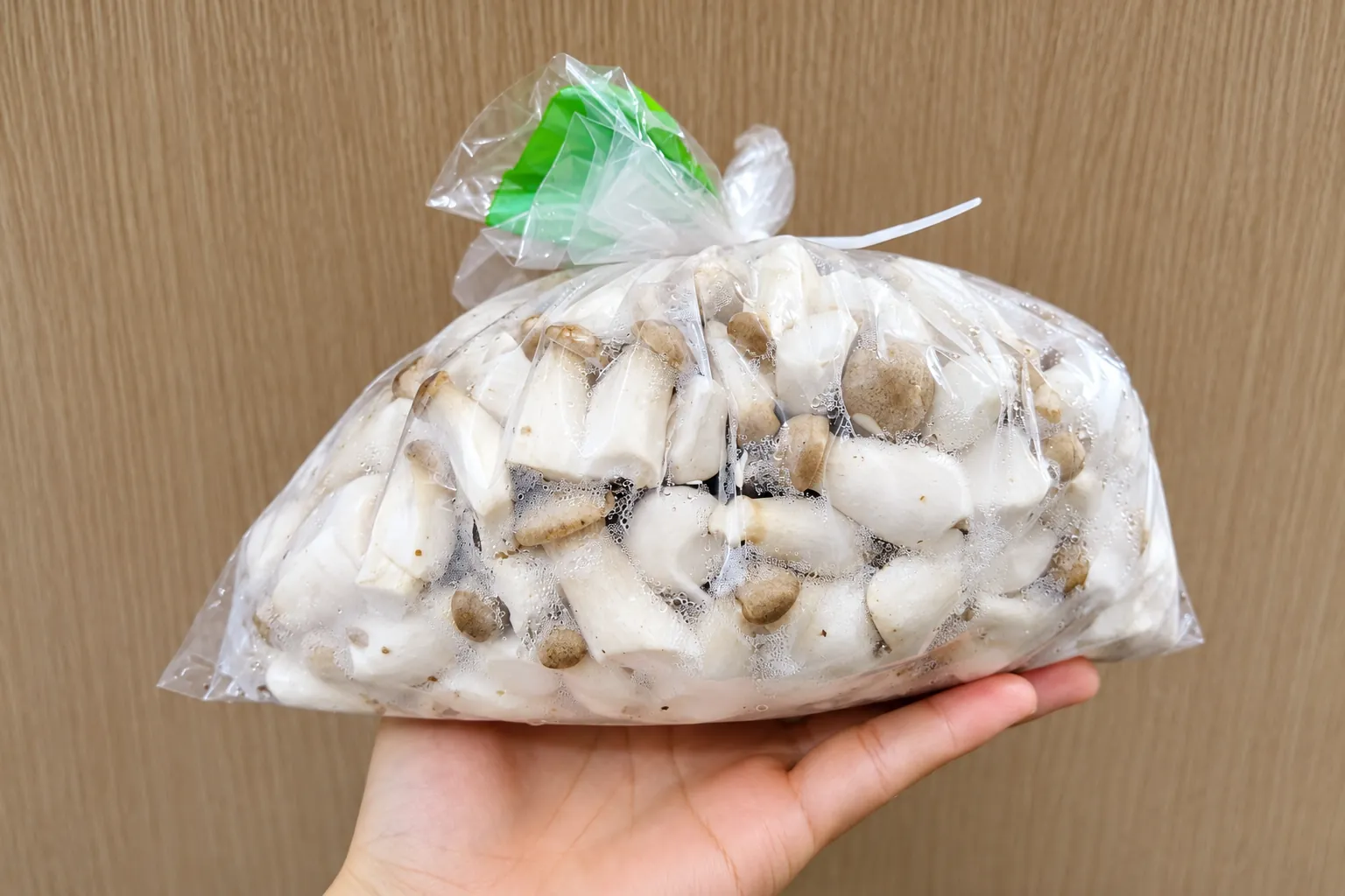 Nấm đùi gà tươi trong bao bì thực tế