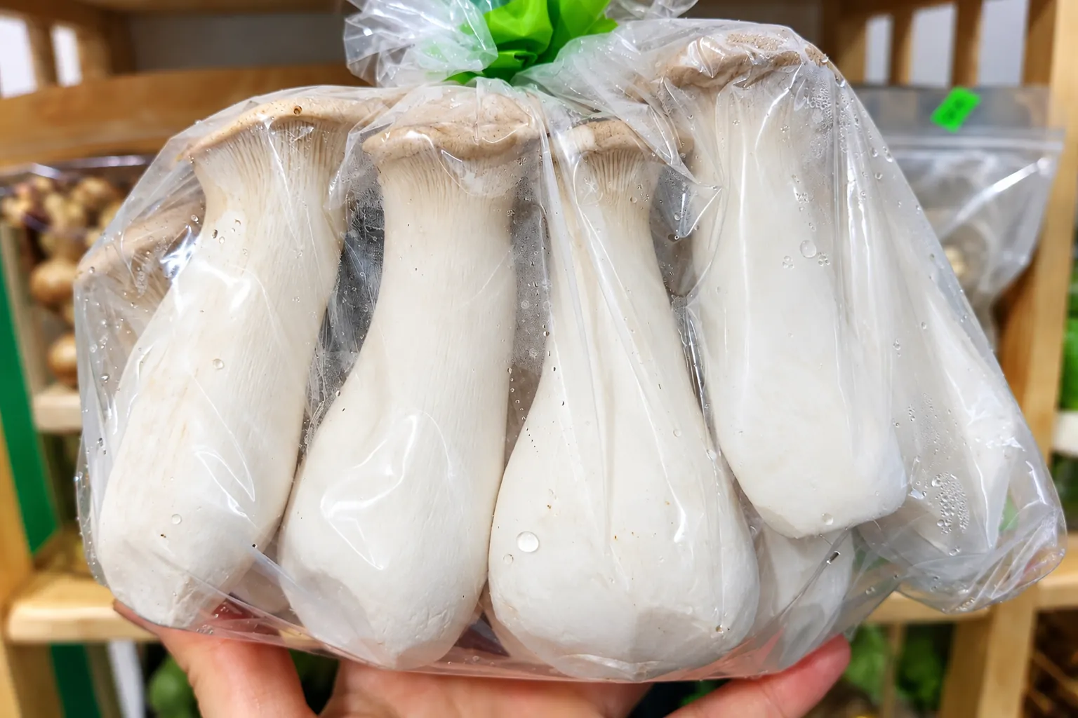 Nấm đùi gà tươi trong bao bì thực tế